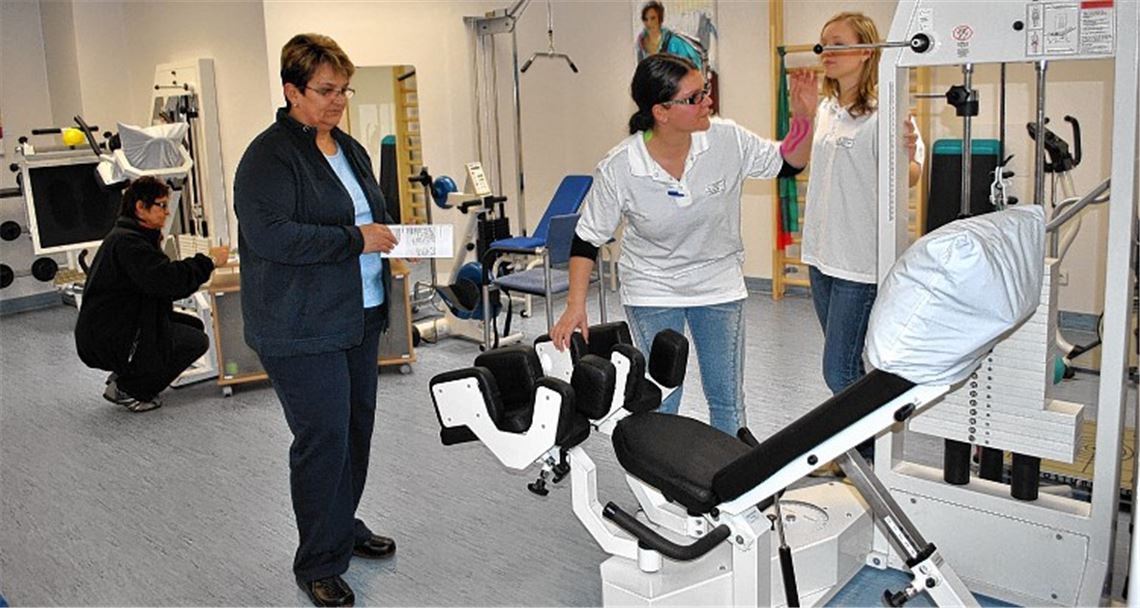 Interessierte Besucher nutzen die Möglichkeit, die neuen Räumlichkeiten im Mühlacker Krankenhaus zu besichtigen. Rechtes Bild: Sie propagieren ein fachübergreifendes Teamwork zum Wohle des Patienten: die Chefärzte Dr. Peter Metz (v.l.) und Dr. Erhard Kirschbaum, Regionaldirektorin Katrin Kern und Wolfgang Schäberle, Abteilungsleiter der Physiotherapie. 