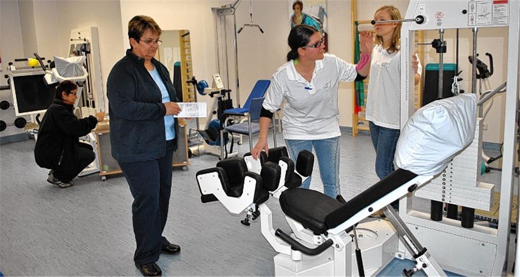 Interessierte Besucher nutzen die Möglichkeit, die neuen Räumlichkeiten im Mühlacker Krankenhaus zu besichtigen. Rechtes Bild: Sie propagieren ein fachübergreifendes Teamwork zum Wohle des Patienten: die Chefärzte Dr. Peter Metz (v.l.) und Dr. Erhard Kirschbaum, Regionaldirektorin Katrin Kern und Wolfgang Schäberle, Abteilungsleiter der Physiotherapie. 