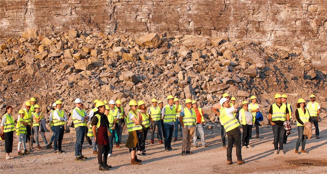 Interessierte Besuchergruppe des GHV Mühlacker zwischen Muschelkalk-Wänden im Steinbruch Sämann in Illingen mit Geschäftsführer Jochen Sämann (weißer Helm, 7.v.re.)Foto: Kollros