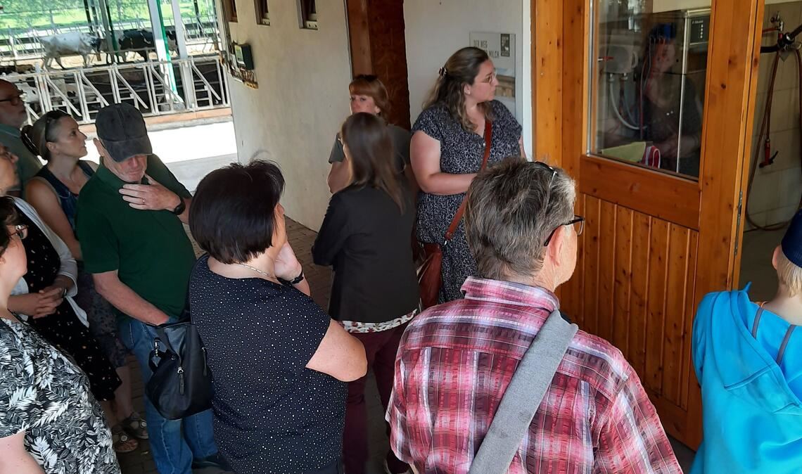 Interessierte Blicke in die Milchkammer des Schülenswaldhofes. Foto: Enzkreis/Neuss