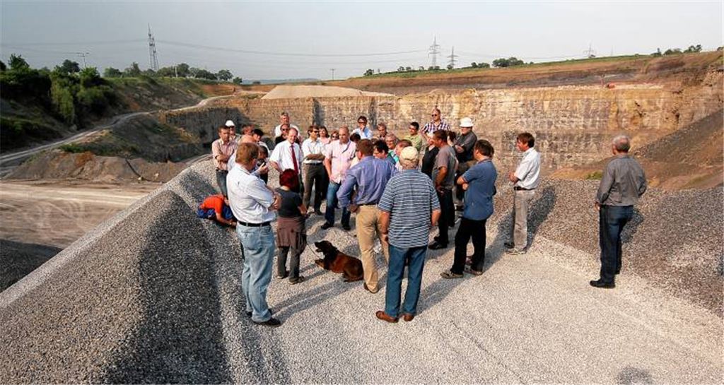 Interessierte Bürger informieren sich vor Ort über den aktuellen Abbau der Natursteinwerke Nordschwarzwald. Eine Ausweitung der Fläche stößt auf scharfen Widerspruch.