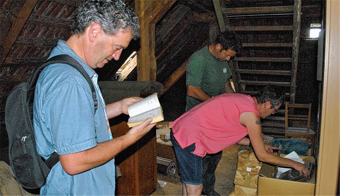 Interessierte auf Spurensuche: Unterm Dach lagern Erinnerungen an die selbstständige Gemeinde Schützingen.
