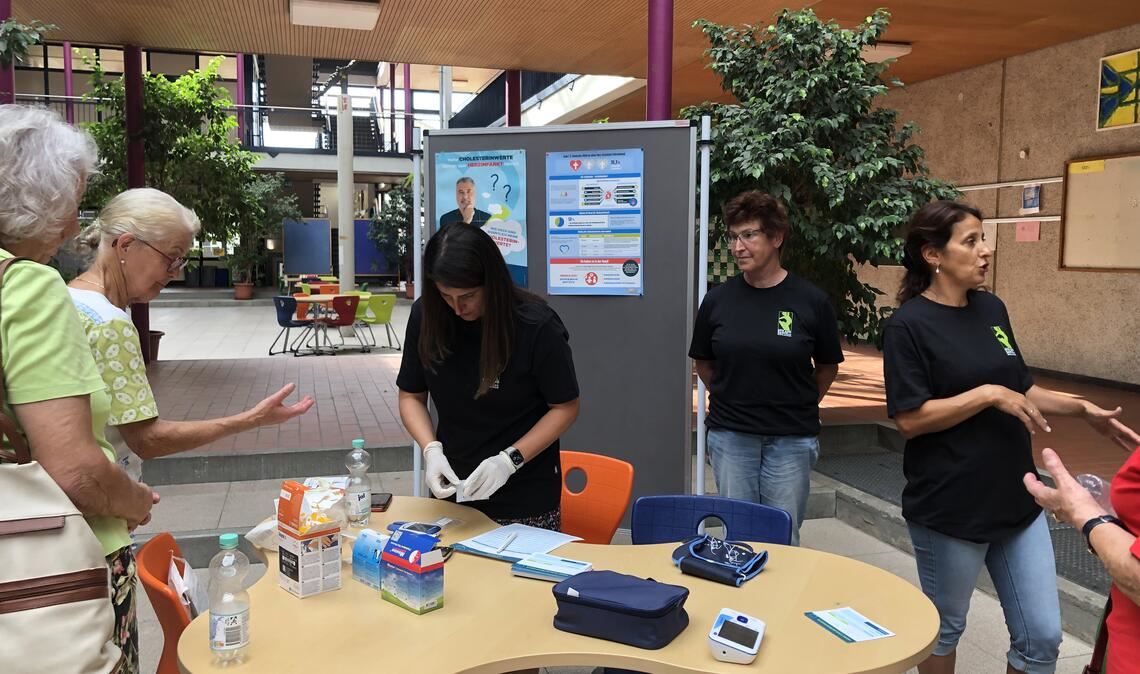 Interessierte beim Aktionstag von Gym and Dance.