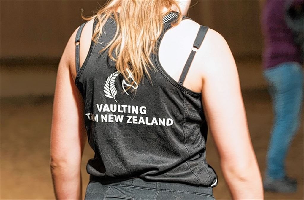 Internationale Atmosphäre in der Dürrmenzer Reithalle von Pegasus Mühlacker: Mit „Vaulting“ ist nichts anderes als voltigieren gemeint. Die Gäste aus Neuseeland trainieren zurzeit für die WM.