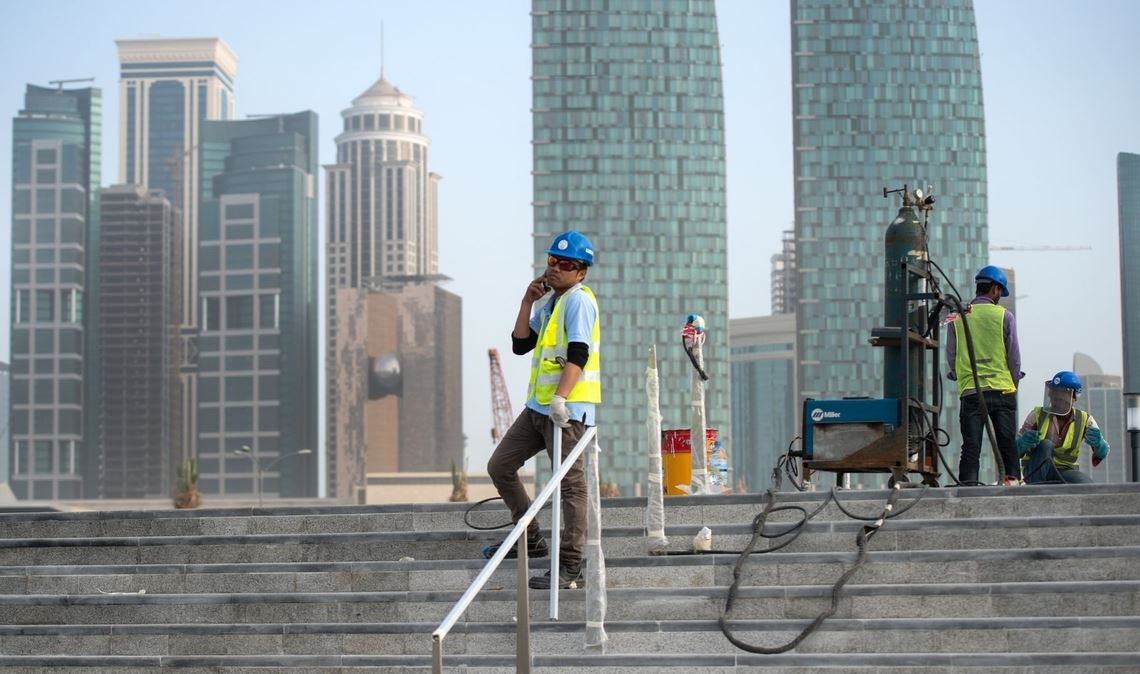 Internationale Kritik gibt es nicht nur an der Vergabe, sondern auch an schwierigen Arbeitsbedingungen von ausländischen Bauarbeitern in Katar.
