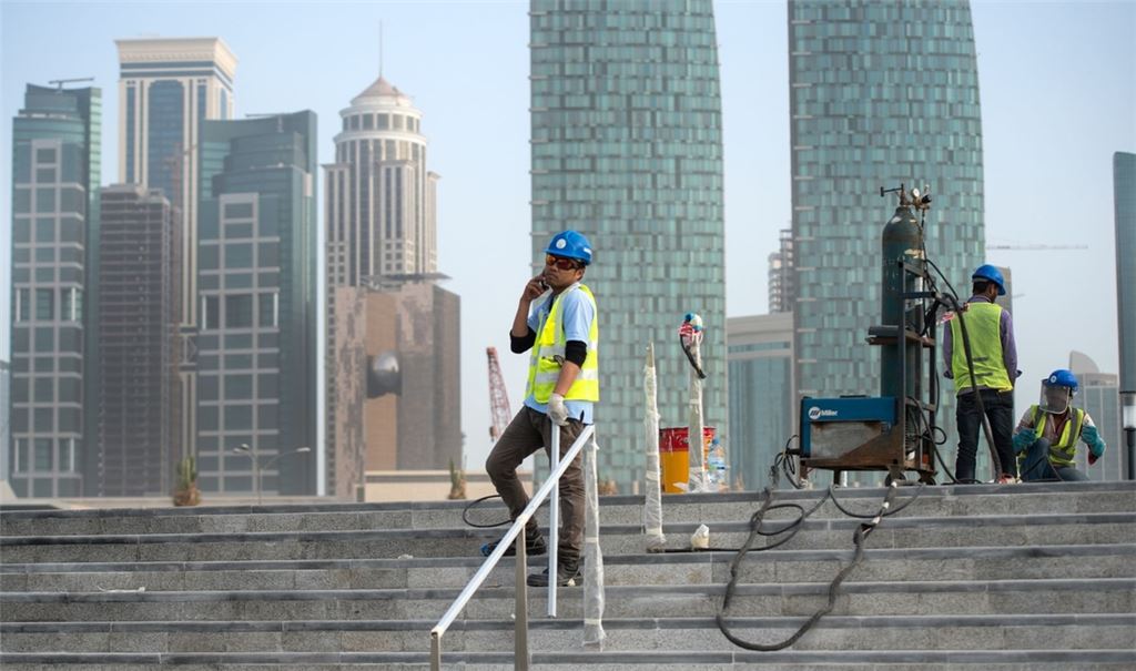 Internationale Kritik gibt es nicht nur an der Vergabe, sondern auch an schwierigen Arbeitsbedingungen von ausländischen Bauarbeitern in Katar.