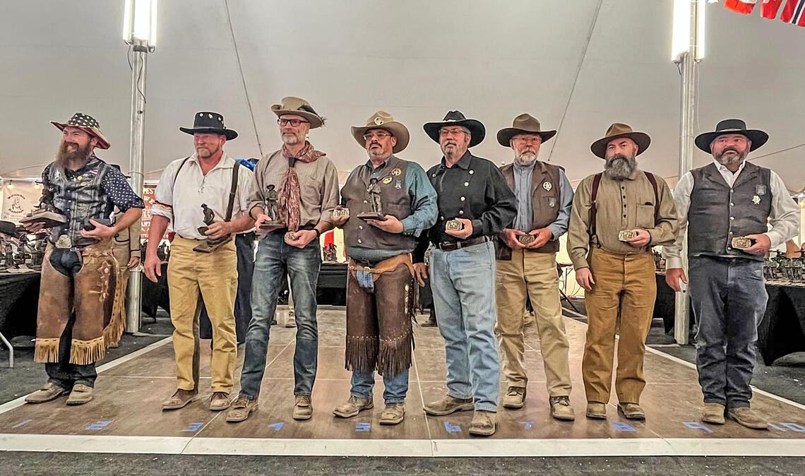 Internationale Spitze: Helmut Seifried (2.v.li.) mit seiner Trophäe bei der Siegerehrung. Fotos: privat