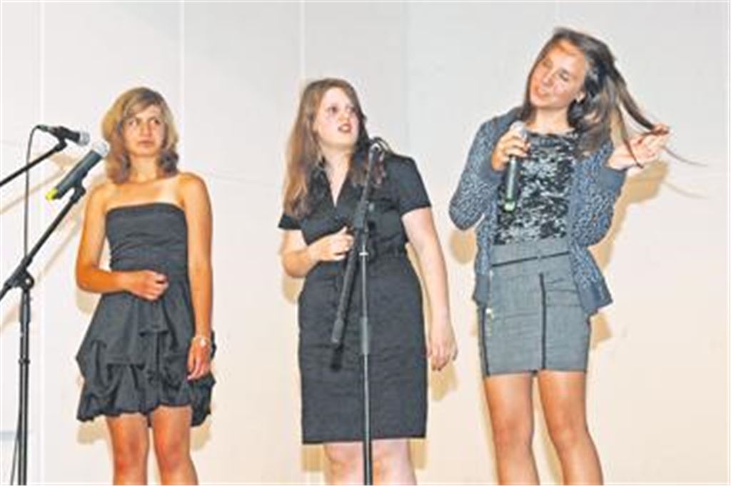 Internationale Stars präsentieren sich bei der Gala der Realschüler ihren Fans. 
Foto: Appich