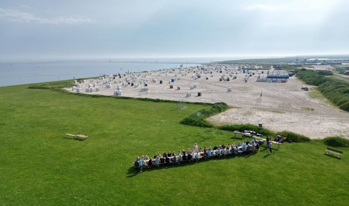 Internationales Deichfrühstück in Neuharlingersiel zum Wattenmeer-Jubiläum zieht zahlreiche Gäste an
