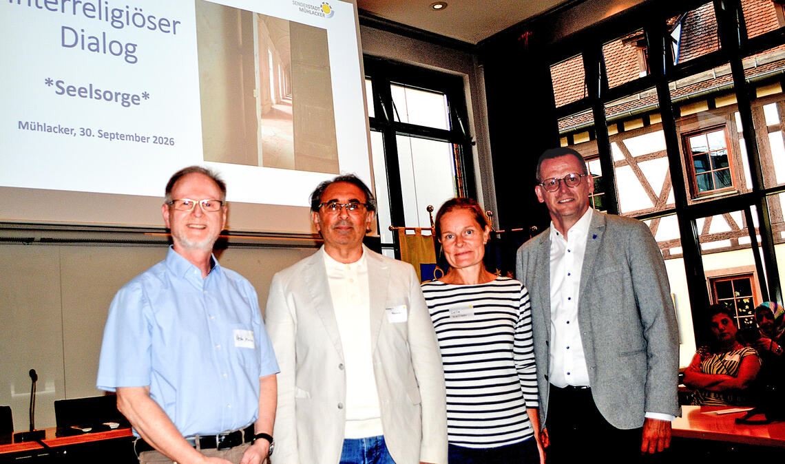 Interreligiöser Dialog als Bereicherung: Peter Huhn, Hüseyin Kazimoglu, Leila Walliser und Stephan Retter bei der Veranstaltung im Ratssaal. Foto: Stahlfeld