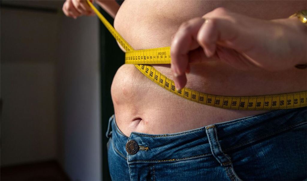 Intervallfasten ist einer neuen Übersichtsarbeit zufolge womöglich weniger effektiv als vielfach angenommen.