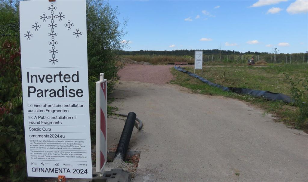 „Inverted Paradise“ heißt das öffentlich zugängliche Werk. Welche paradiesischen Momente warten auf jene, die Baustellenmobiliar und Krötenzaun hinter sich lassen? Fotos: Becker