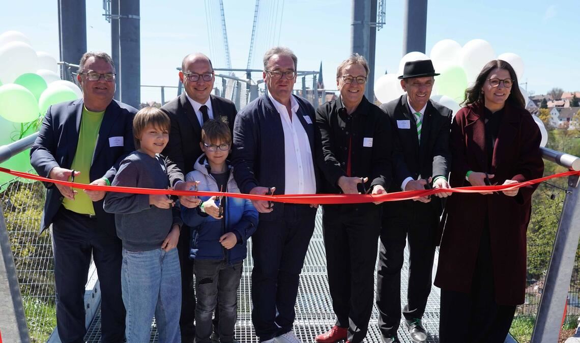 Investor Günter Eberhardt, Oberbürgermeister Christian Ruf, der Ersten Beigeordnete Ines Gaehn, Projektleiter Roland Haag, Henry Rauner und der Comedian Heinrich del Core schnitten das Band durch.