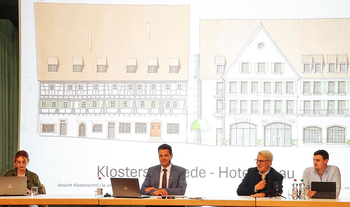 Investor Wolfgang Scheidtweiler (2.v.re.) stellt seine Pläne für den „Klosterkeller“ und die „Klosterschmiede“ vor. Fotos: Bastian