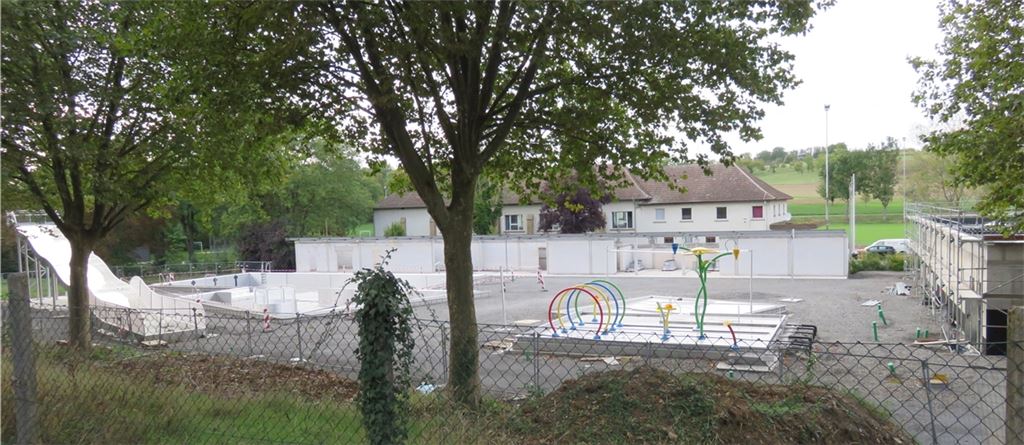 Inzwischen ist klar zu erkennen, wie das runderneuerte Knittlinger Freibad aussehen wird. Bis zur Eröffnung 2023 sind aber noch einige Baustellen abzuarbeiten. Foto: Becker
