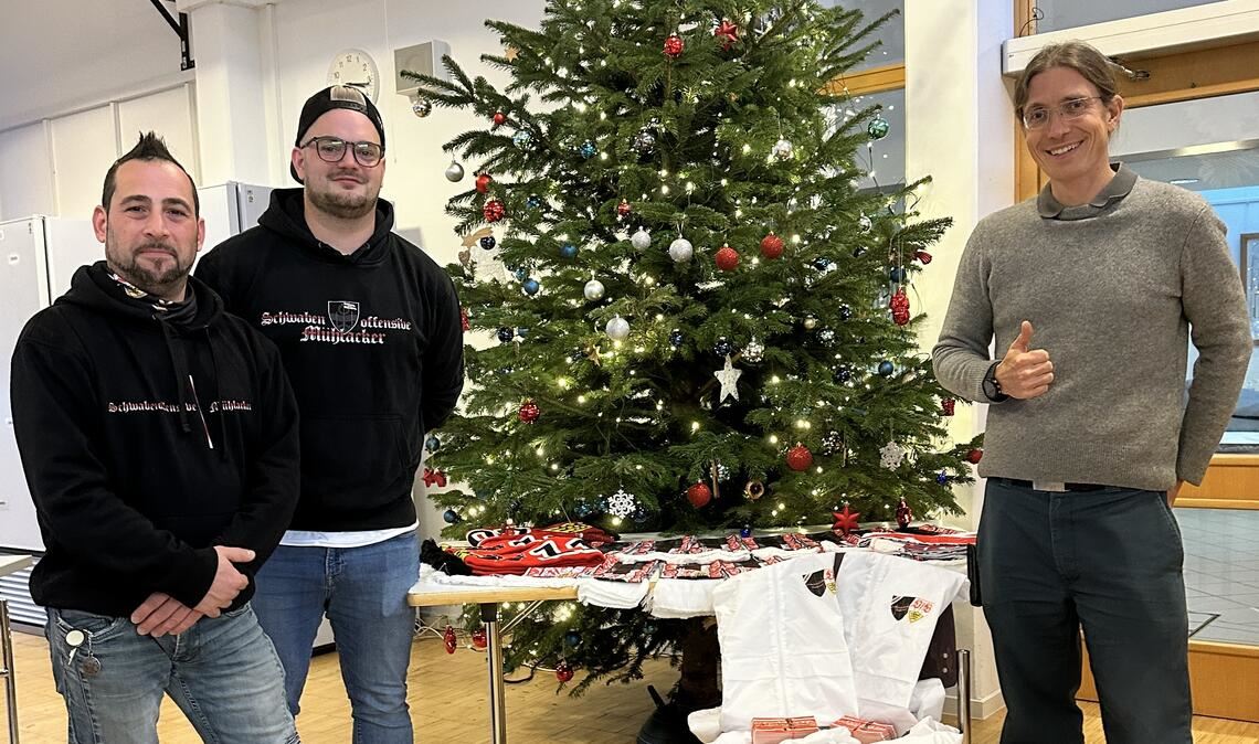 Ioannis Grigoriadis und Matthias Rößler vom VfB-Fanclub „Schwabenoffensive Mühlacker“ überreichen die Präsente an Daniel Mesitschek. Foto: privat