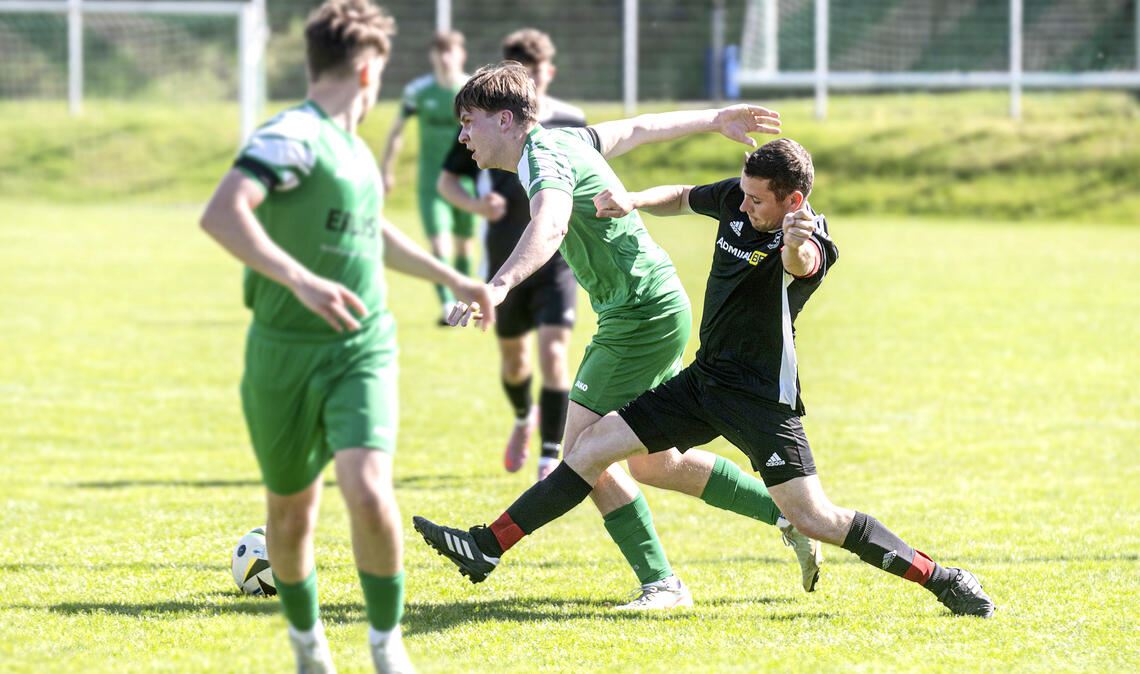 Iptingen (grünes Trikot) hält die Zweite aus Großglattbach in Schach. Foto: Fotomoment