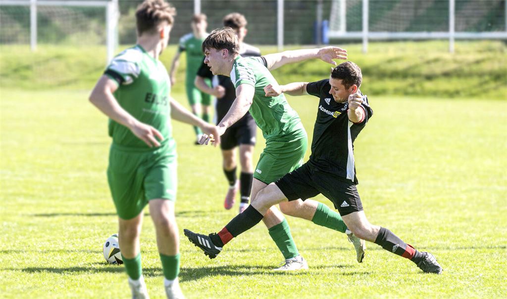 Iptingen (grünes Trikot) hält die Zweite aus Großglattbach in Schach. Foto: Fotomoment