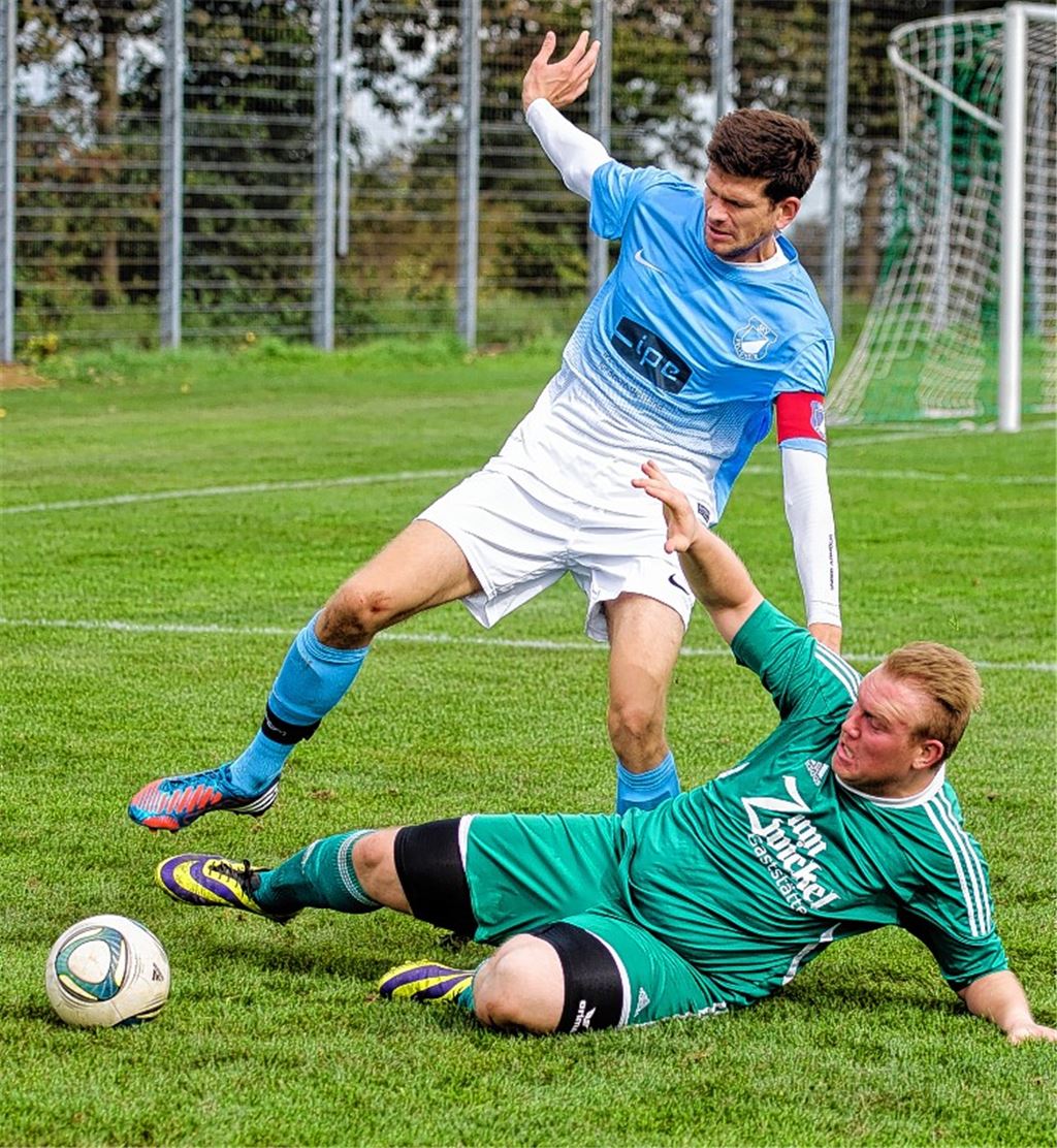 Iptingen (in Grün) lässt Erligheim stolpern und behält die Punkte. Foto: Zschorsch