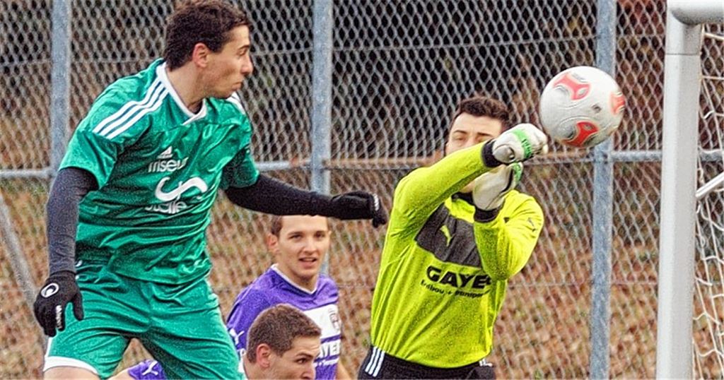 Iptingen (in Grün) münzt seine Dominanz erst nach der Pause in Tore um. Foto: Fotomoment
