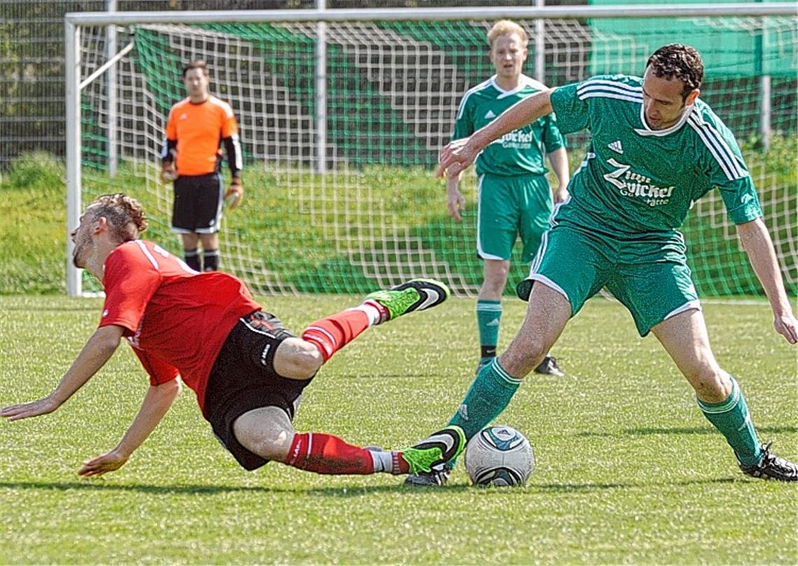 Iptingens Manuel Rivoir (re.) behauptet im Zweikampf den Ball. Foto: Fotomoment