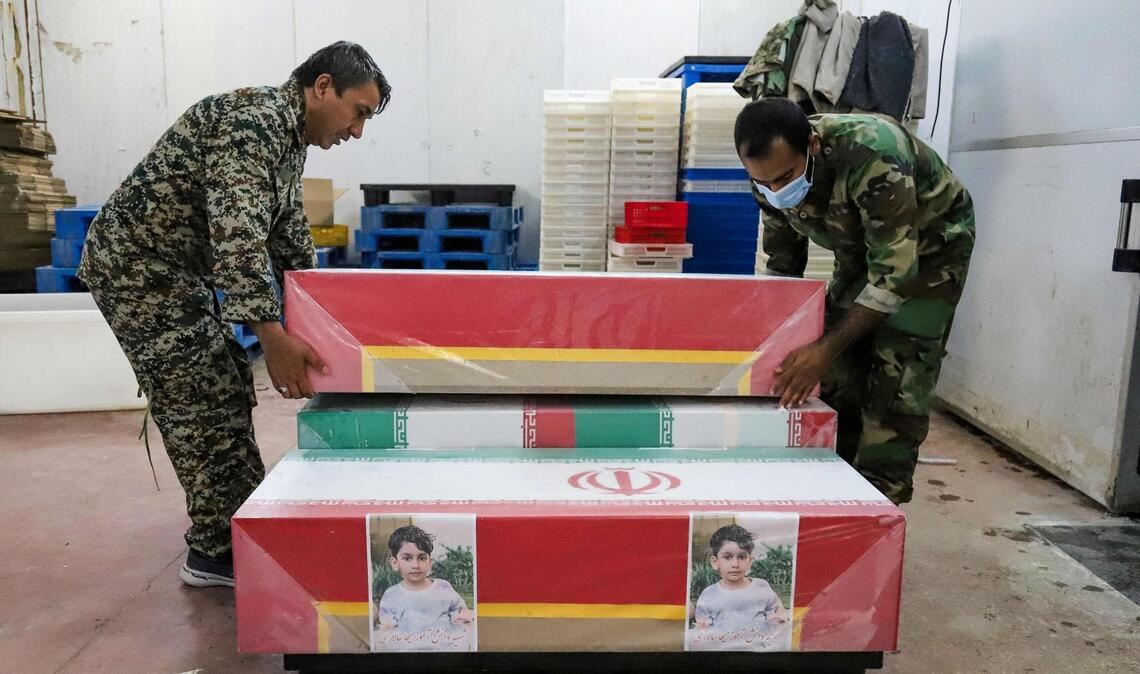 Iraner bereiten die Särge für Kinder vor, die bei dem Angriff auf die Schule in Minab starben.