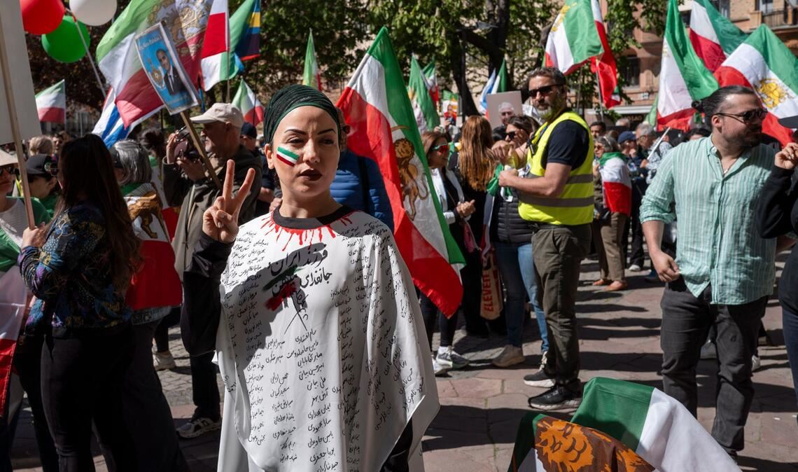 Iranische Demonstranten protestieren in Stockholm gegen Hinrichtungen im Iran.