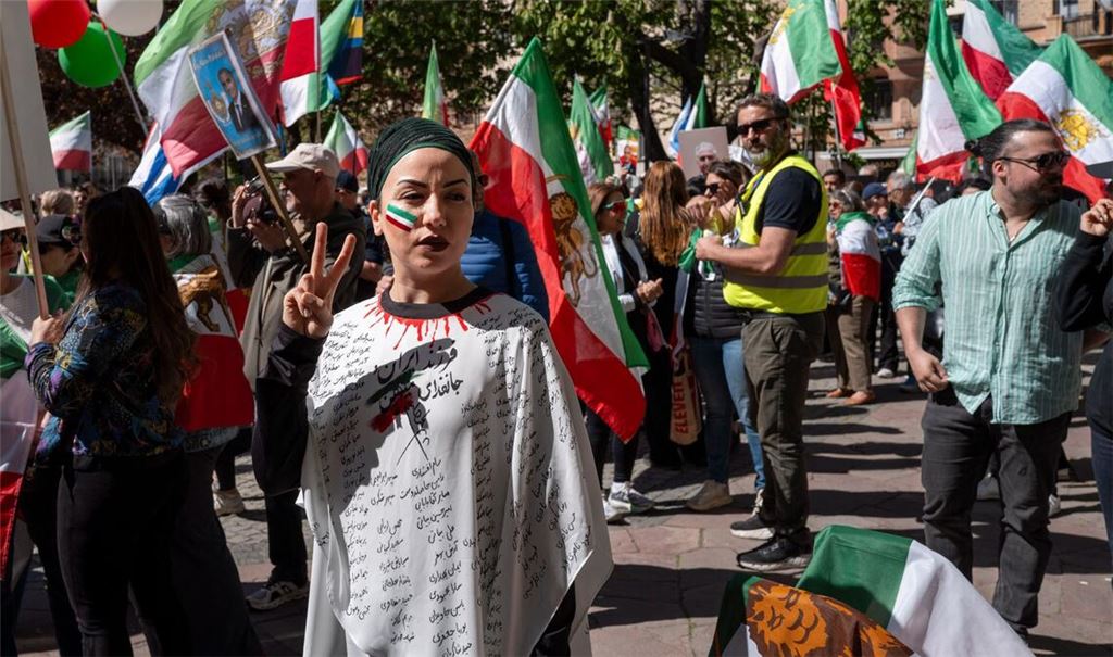 Iranische Demonstranten protestieren in Stockholm gegen Hinrichtungen im Iran.