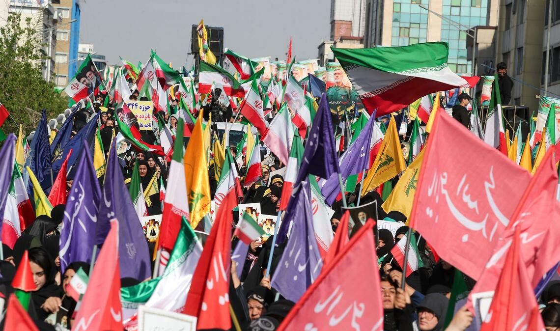 Iranische Frauen nehmen in Teheran an einer Kundgebung unter dem Motto "Geopferte Mädchen" teil, um den während des Krieges getöteten Frauen zu gedenken.
