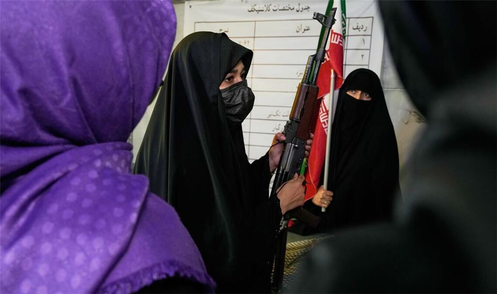 Iranische Frauen unter Waffen - und schulen andere an Kalaschnikows.