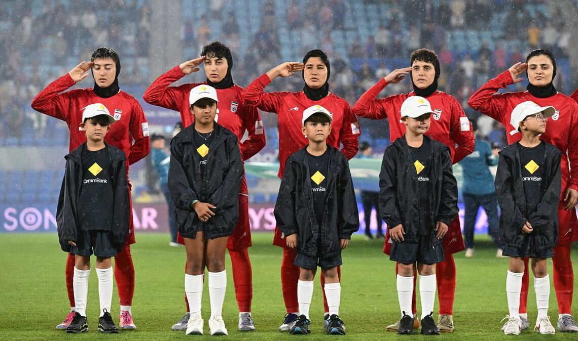 Iranische Spielerinnen salutieren beim dritten Gruppenspiel während der Nationalhymne.