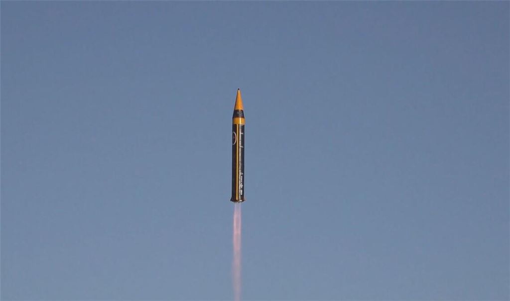 Irans Streitkräfte haben eine neue Mittelstreckenrakete vorgestellt.