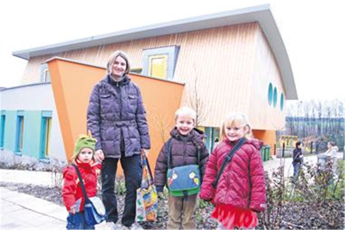 Iris Göbel mit ihren Zwillingen Luca und Lorena sowie Nesthäkchen Alessio vor dem Kindergarten in Serres. Foto: Franz