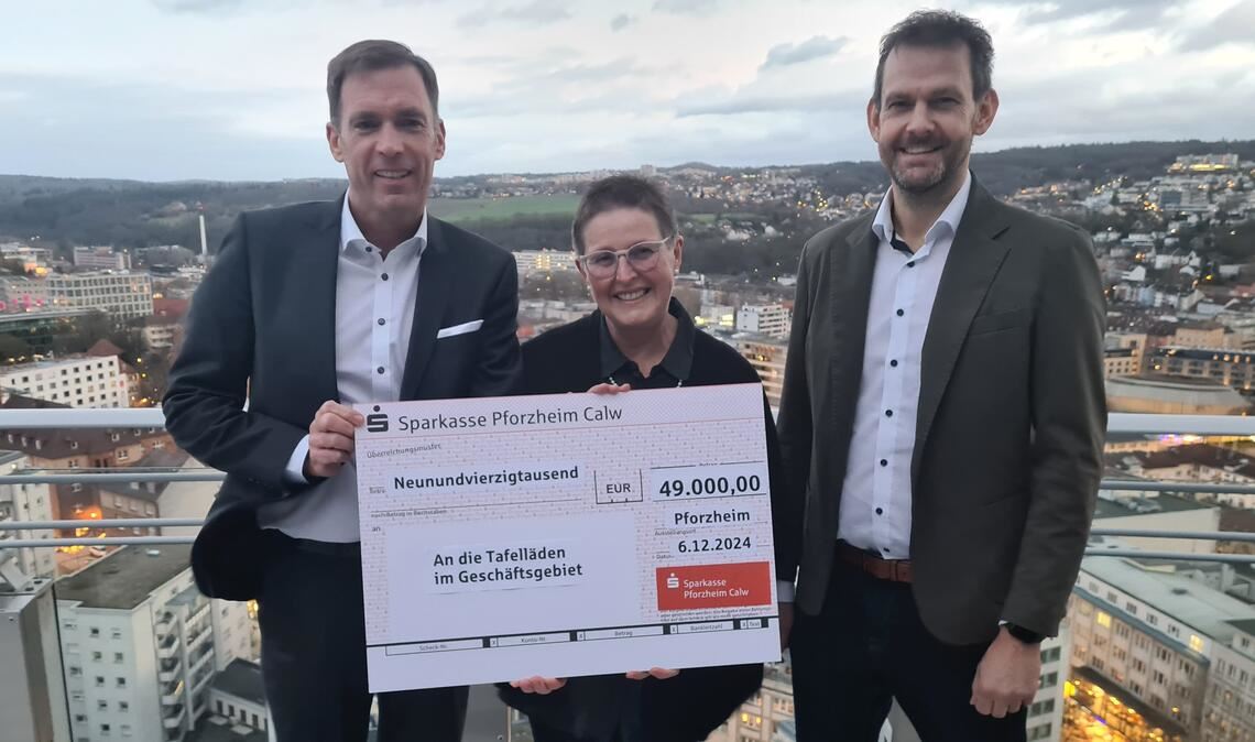 Irmgard Muthsam Polimeni (Bildmitte) von der Tafel Mühlacker freut sich über einen Teil der Spendensumme, die insgesamt zehn Tafeln und Sozialkaufhäusern in der Region zugute kommt. Die Spenden übergaben Sparkassendirektor Sven Eisele (li.) und Landrat Bastian Rosenau als Vertreter des Verwaltungsrats. Foto: Metzbaur