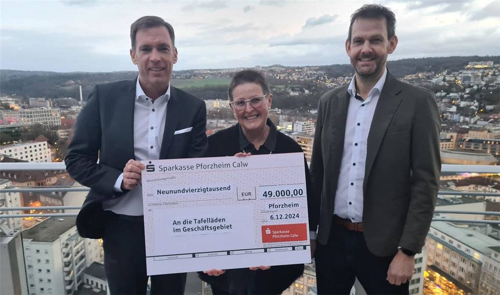 Irmgard Muthsam Polimeni (Bildmitte) von der Tafel Mühlacker freut sich über einen Teil der Spendensumme, die insgesamt zehn Tafeln und Sozialkaufhäusern in der Region zugute kommt. Die Spenden übergaben Sparkassendirektor Sven Eisele (li.) und Landrat Bastian Rosenau als Vertreter des Verwaltungsrats. Foto: Metzbaur