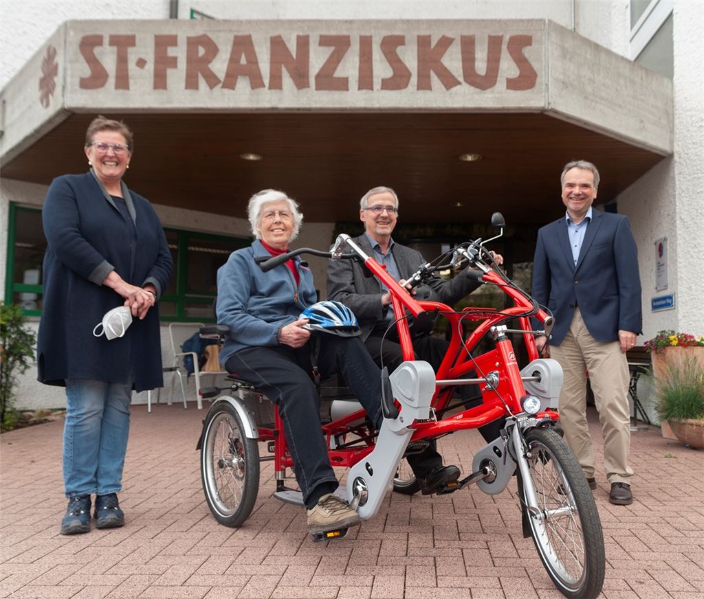 Irmgard Muthsam-Polimeni, Erika Langner, Dr. Alfons Maurer und Markus Schellinger (v.li.) weihen das „Dreiradtandem“ für das St. Franziskus ein. Foto: Fotomoment