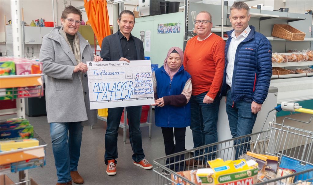 Irmgard Muthsam-Polimeni (v.li.), Frank Hasenauer, Hanife Baructu und Dietmar Bäuchle (Leitung Tafelladen) und Hans-Jörg Hesser bei der Spendenübergabe. Foto: Fotomoment