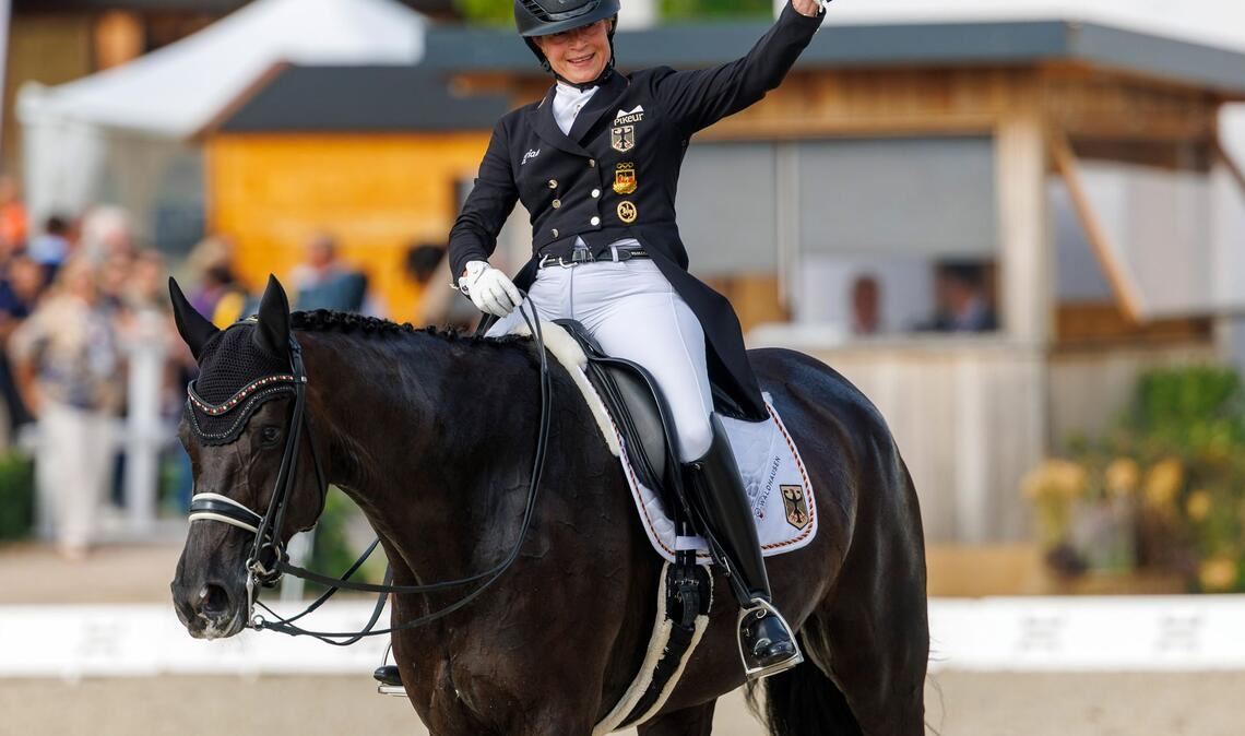Nach Zitterpartie feiern Werth und Co. Dressur-Gold Isabell Werth freut sich auf ihrem Pferd Wendy über ihre gelungene Kür.