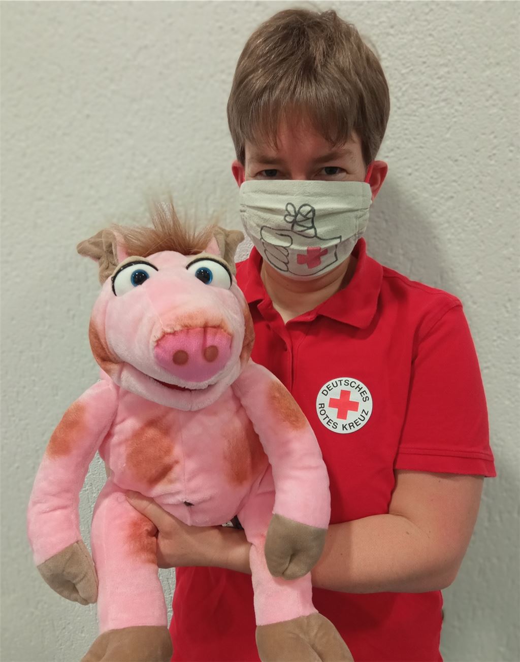 Isabelle Bender mit „Sissi“, rechts der spannende Schwarzlicht-Versuch. DRK/Kneis, Hellmuth