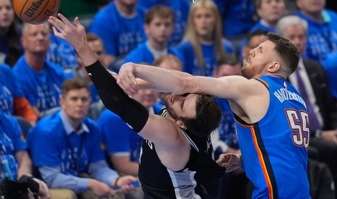 Isaiah Hartenstein (55) blockt einen Wurf von Luke Kornet (7).