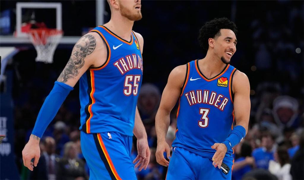 Isaiah Hartenstein (l) überzeugte beim Sieg gegen die San Antonio Spurs.
