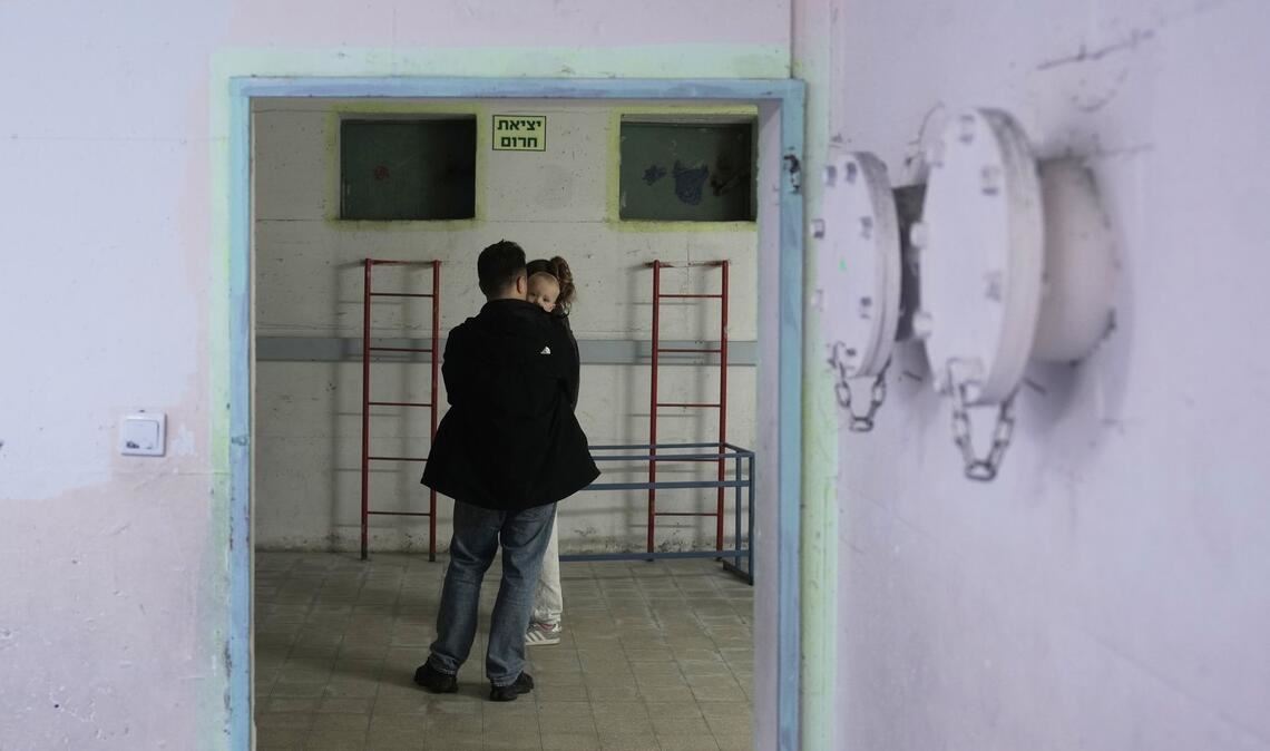 Israel greift den Iran an - Zivilisten stehen in Ramat Gan in einem Schutzraum, nachdem Alarm ausgelöst wurde infolge eines israelischen Angriffs auf den Iran.