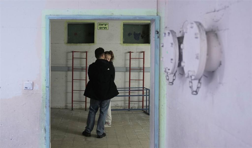 Israel greift den Iran an - Zivilisten stehen in Ramat Gan in einem Schutzraum, nachdem Alarm ausgelöst wurde infolge eines israelischen Angriffs auf den Iran.