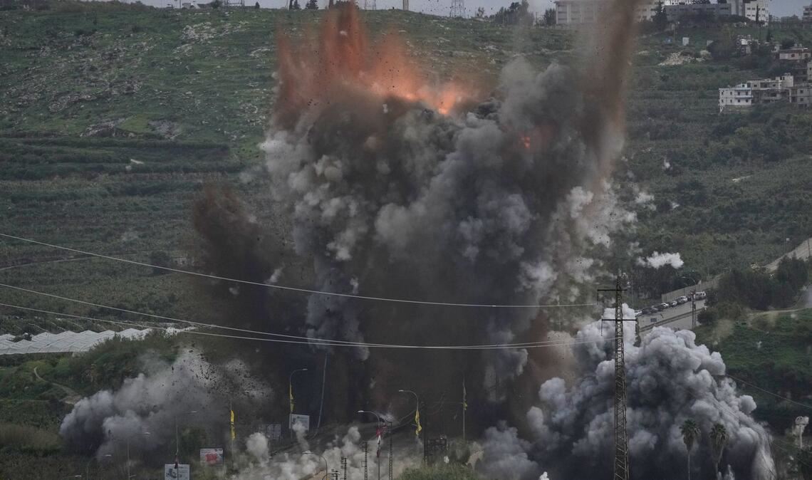 Israel greift wichtige Brücke im Süden des Libanons an.
