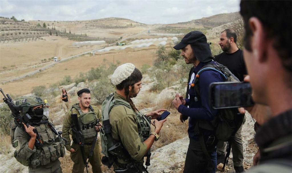 Israelis griffen während der Ernte palästinensische Bauern an, während israelische Einsatzkräfte sie von ihrem Land vertrieben und Geräte beschlagnahmten (Archivfoto).