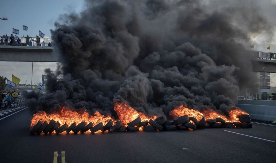 Israelische Demonstranten blockieren mit brennenden Reifen die Hauptverkehrsstraße in Zentralisrael.