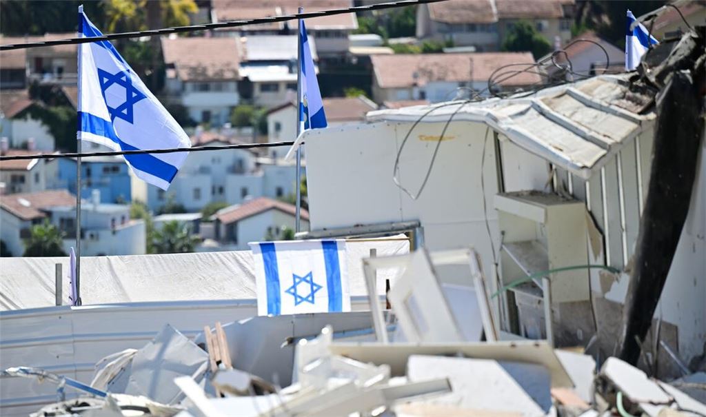 Israelische Fahnen an Ort eines iranischen Raketenangriffs in Beit Schemesch.