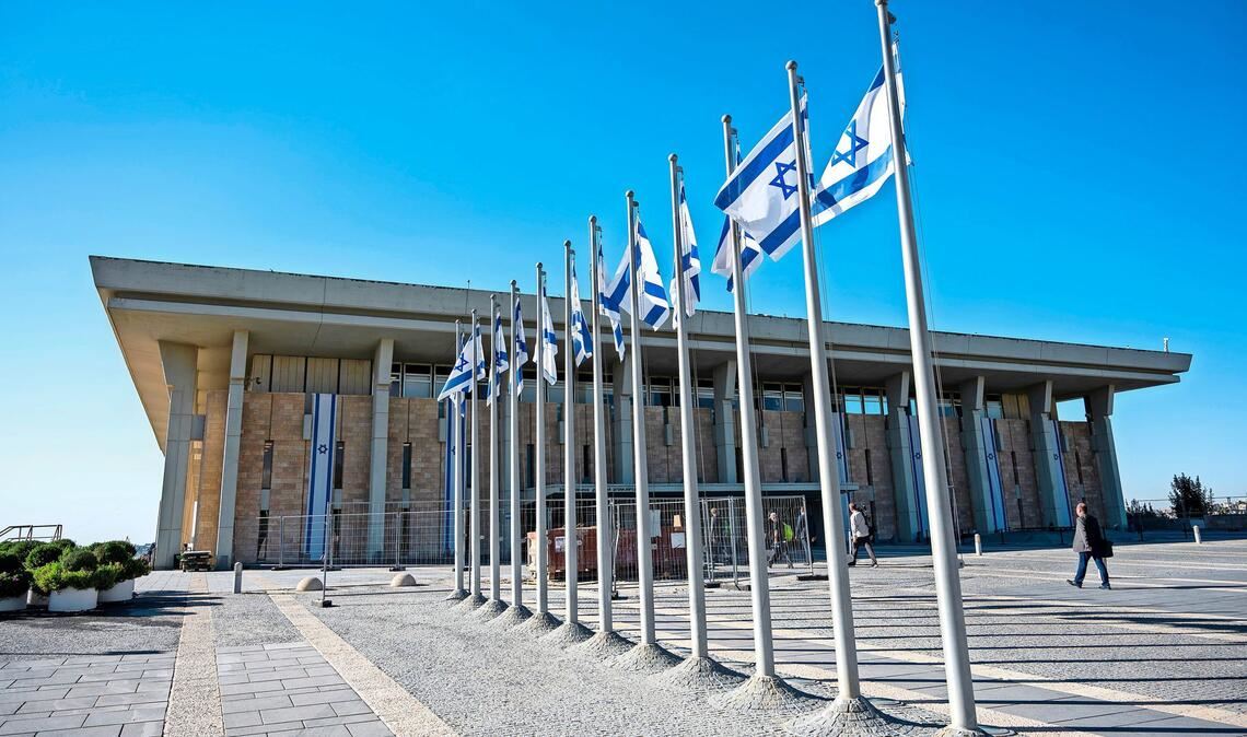 Israelische Fahnen wehen vor der Knesset, dem Einkammerparlament des Staates Israel. (Archivbild)