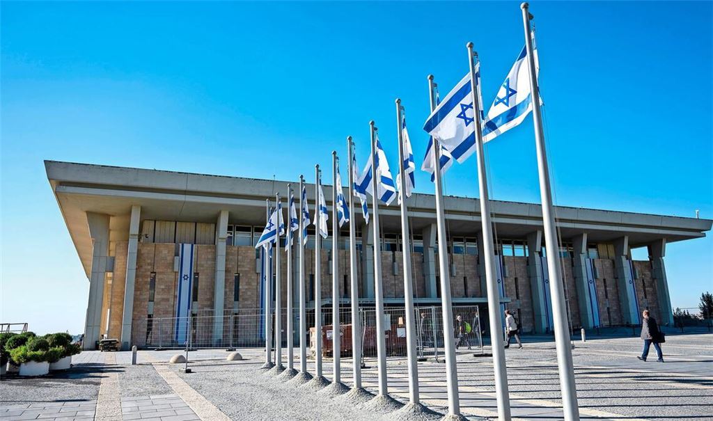 Israelische Fahnen wehen vor der Knesset, dem Einkammerparlament des Staates Israel. Im Westjordanland gilt nun die Todesstrafe für Palästinenser, die Israelis getötet haben (Archvifoto).