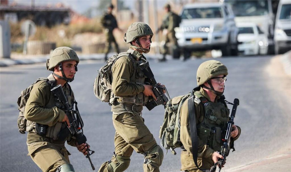 Israelische Soldaten blockieren eine Straße im Westjordanland (Archivfoto).